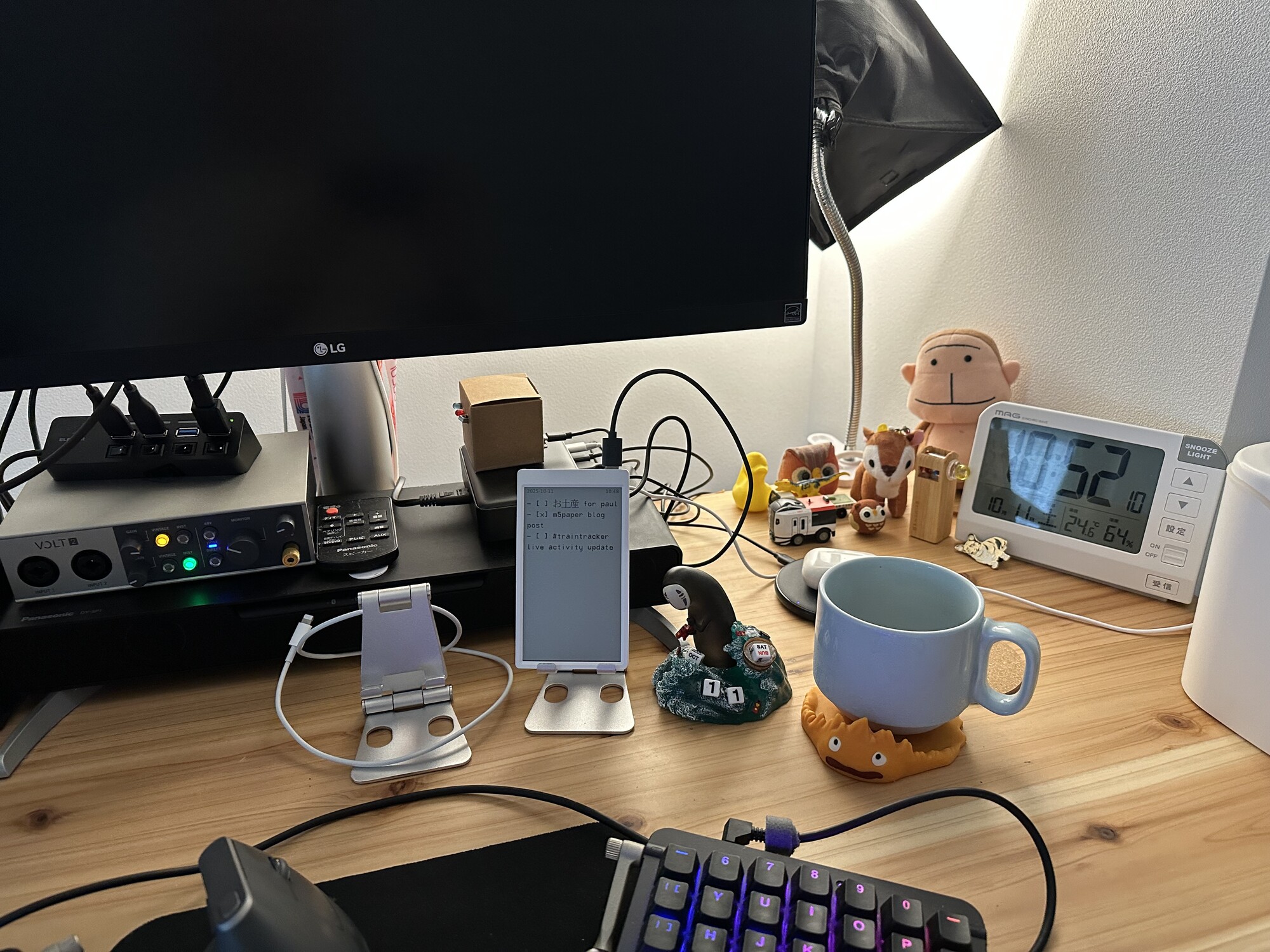 The completed M5Paper desk companion in action The completed M5Paper desk companion in action